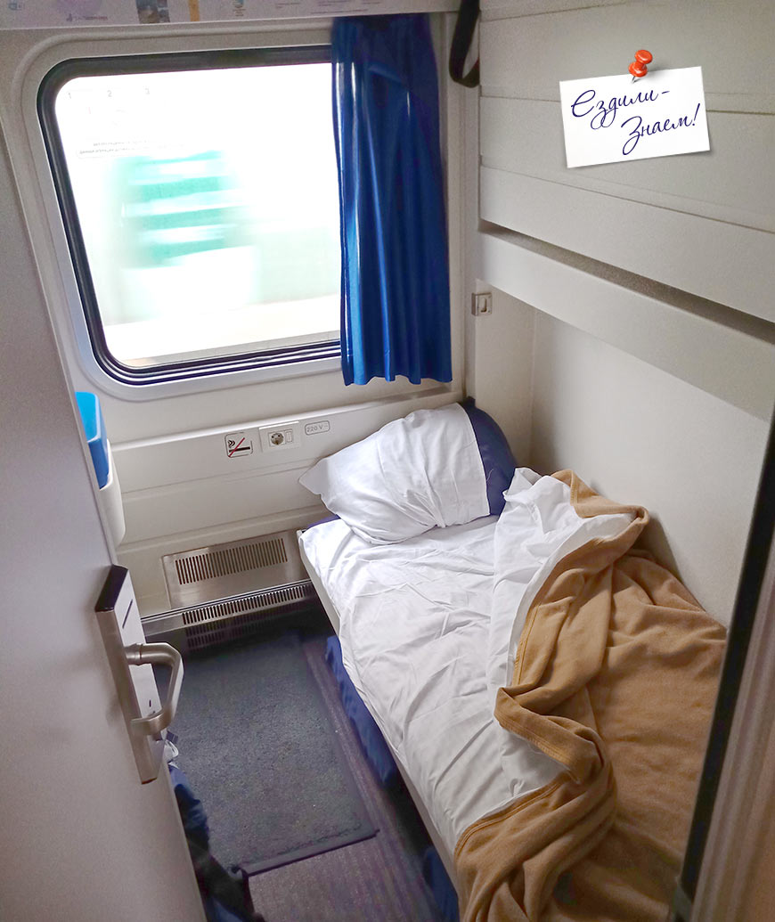 На фото: открытая нижняя кровать в купе "люкс". Поезд Тальго в Казахстане
