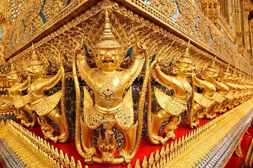 Храм Изумрудного Будды - важная достопримечательность Бангкока
