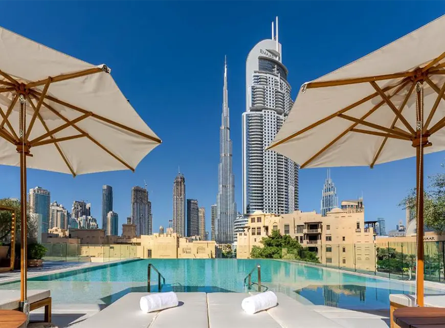 Бассейн на крыше отеля Dubai EDITION