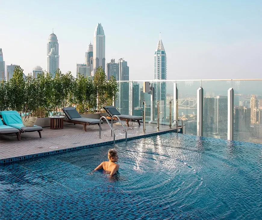 Вид на Дубай из бассейна отеля Taj Jumeirah Lakes Towers