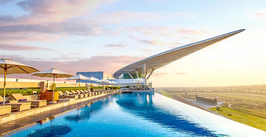 Футуристический инфинити бассейн отеля The Meydan Hotel в Дубае