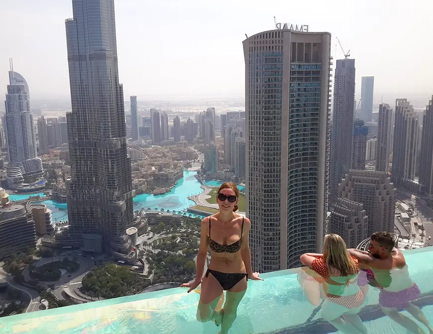 Вид на Бурдж Халифа с бассейна на крыше в отеле Address Sky View, Дубай
