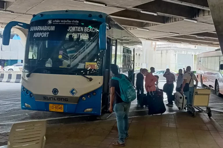 аэропорт бангкока табло прилета. аэропорт бангкока суварнабхуми пассажиры. аэропорт бангкок вылет. табло рейс аэропорт душанбе. суварнабхуми паспортный контроль.