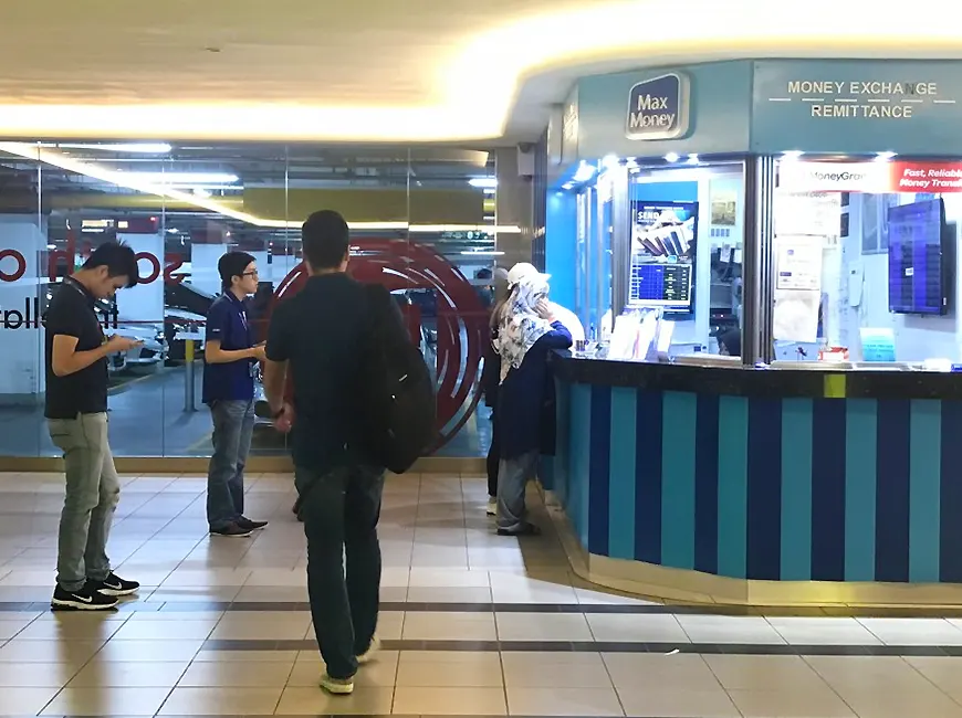 Обменник в торговом центре Mid Valley - место, где поменять валюту в Куала Лумпур