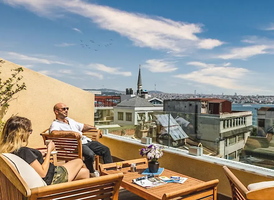 Терраса отеля Union Hotel Port в районе Кабаташ, Стамбул