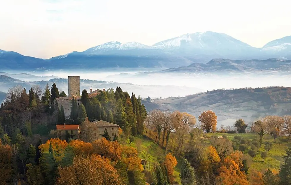 Замок-отель Castello di Petroia в Умбрии, Италия