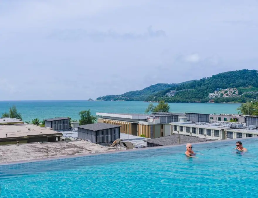 Вид на море из бассейна апарт-отеля Patong Beachfront Sudio