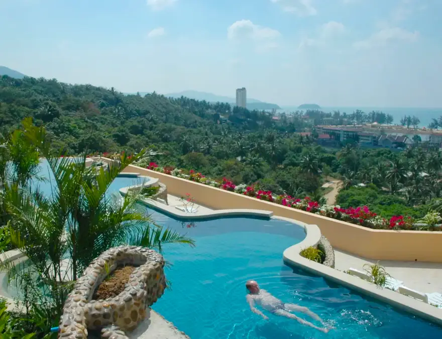 Вид с бассейна на крыше в отеле Pacific Club Resort