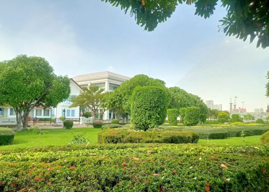 Парк у моста короля Rama VIII в Бангкоке