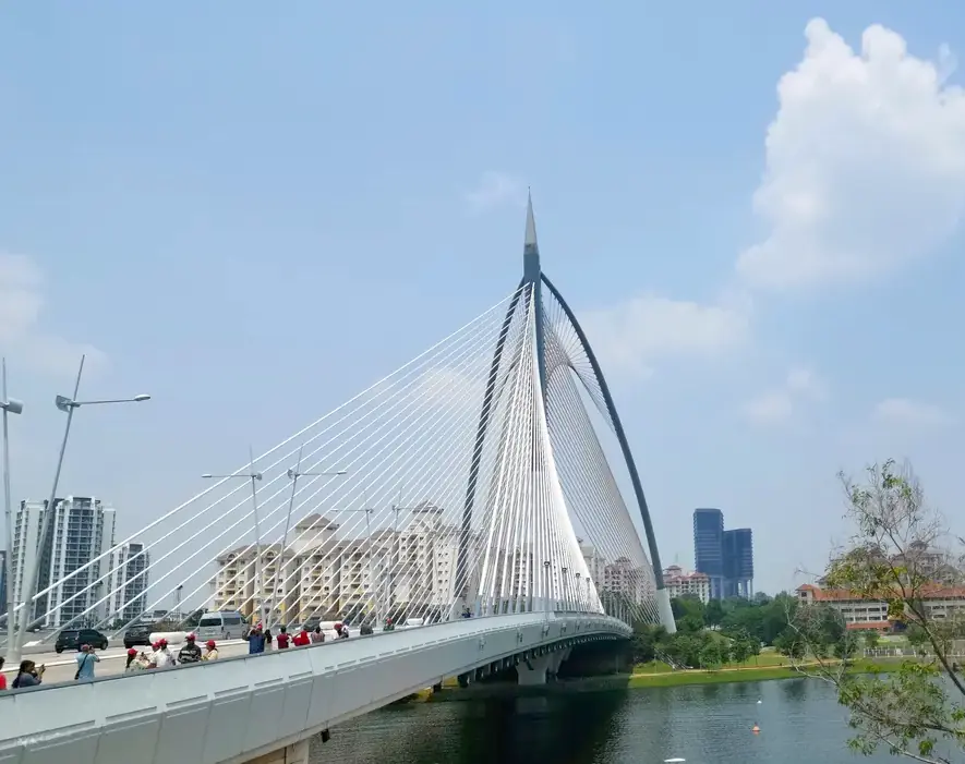 Вантовый мост Seri Wawasan в Путраджае напоминает парусник