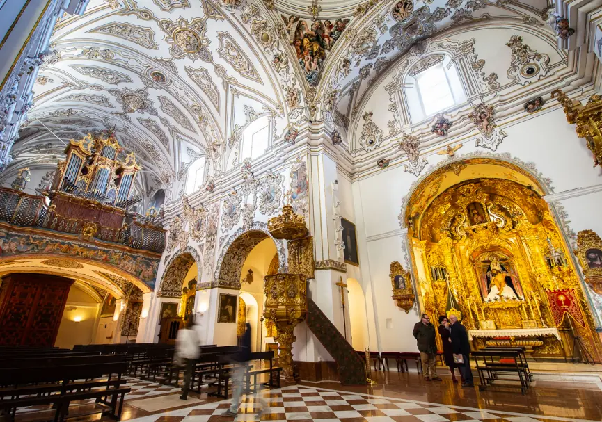 Неброская снаружи и красивая внутри церковь limpia Concepcion, Эсиха