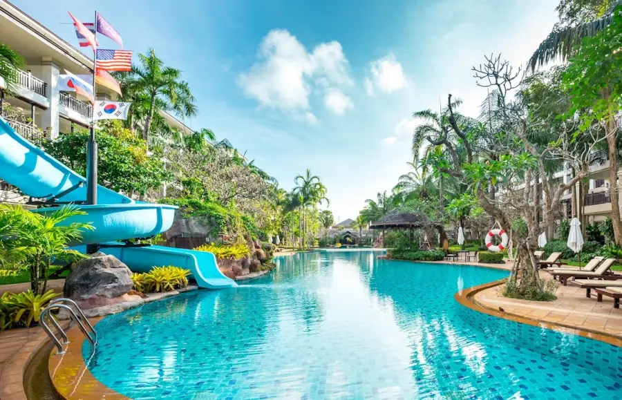 Бассейн и водная горка в отеле Ravindra Beach Resort в Паттайе