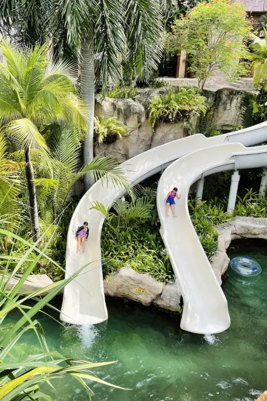 Водные горки в отеле Grand Centara в Паттайе