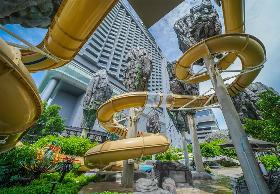 Необычные водные горки отеля Grand Center Point Space в Паттайе