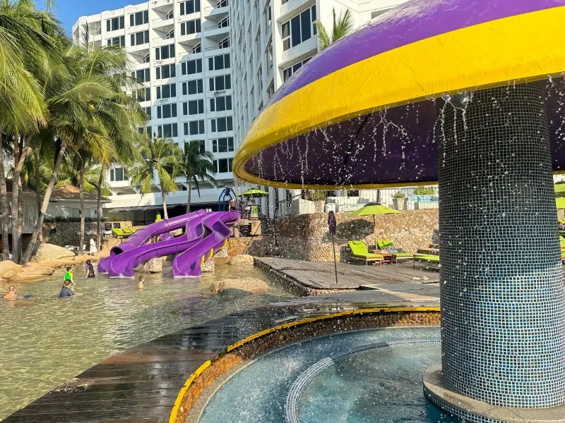 Отель с водными горками в Паттайе