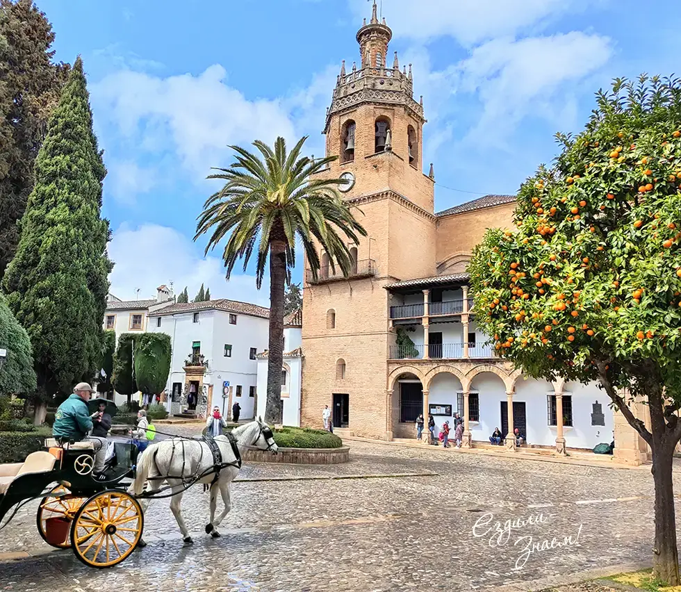 Площадь перед церковью Санта-Мария-ла-Майор (Iglesia de Santa María la Mayor)