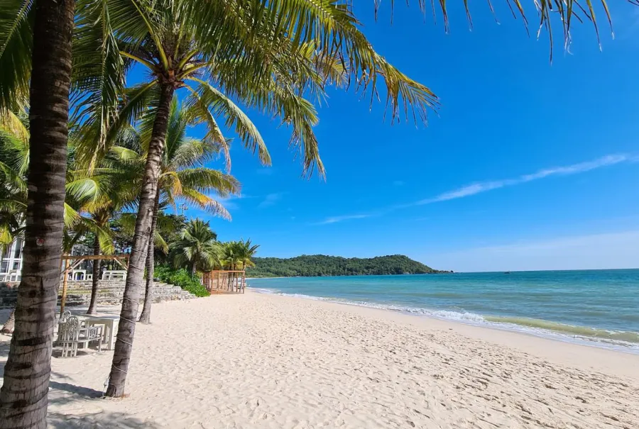 Пляж Кхем Бич на Фукуоке - по отзывам туристов, лучший на юго-востоке острова. Часто пишут, что это пляж с белым песком на Фукуоке, но даже на фото видно, что это не совсем так