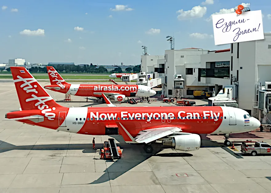 Самолеты AirAsia в аэропорту Бангкока