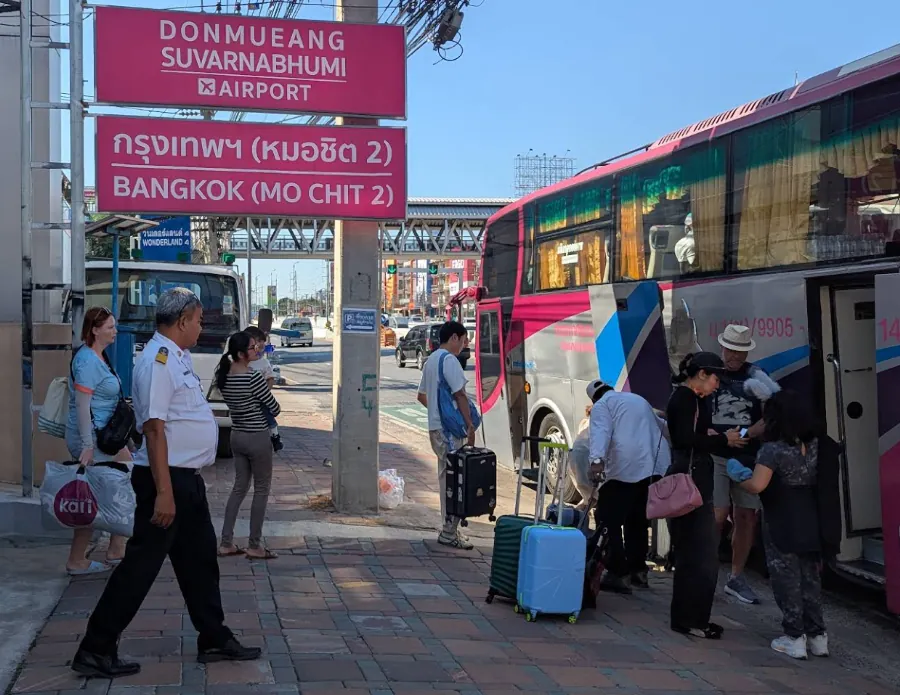 Остановка автобуса в Паттайе. Автобус приехал из аэропорта Дон Муанг