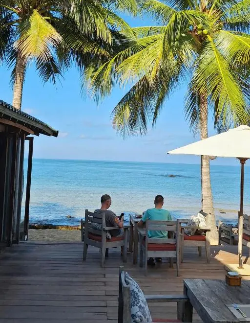 На пляже Онг Ланг, Фукуок. На фото видно - пляж чистый, но есть камни