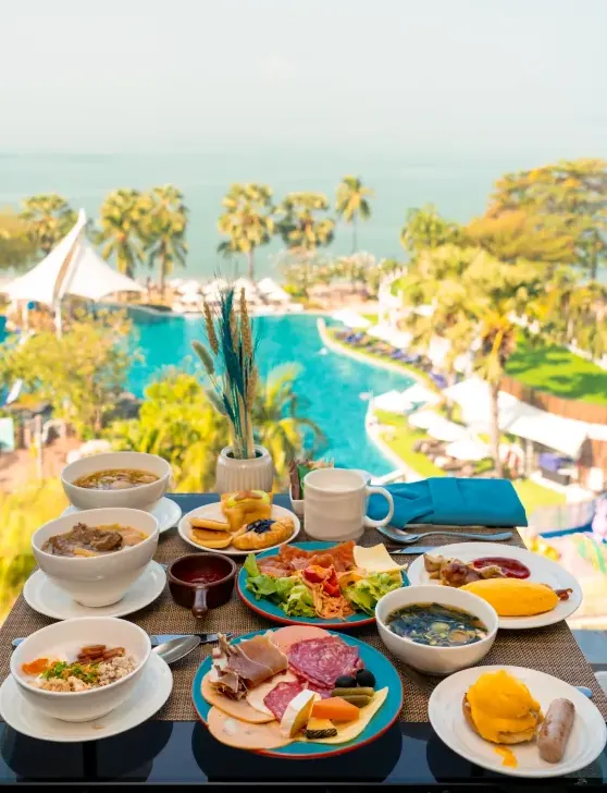 Завтрак с видом на море и пляж в отеле Mövenpick Siam Hotel