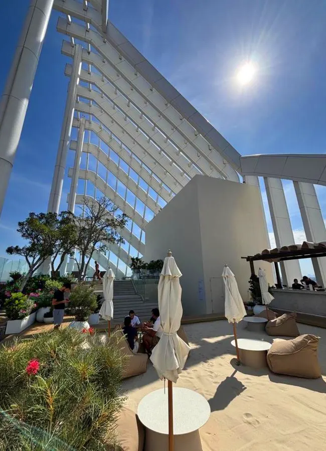 Пляж на 24 этаже отеля