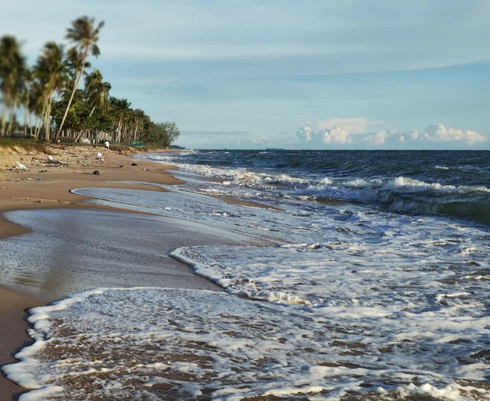 Сезон дождей на Фукуоке. Фото сделано летом, в июле, западное побережье. Лучше выбрать другой пляж, как писали выше