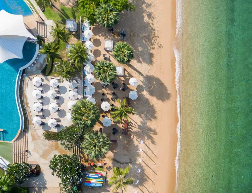 Вид на пляж отеля Mövenpick Siam Hotel, пляж На Джомтьен