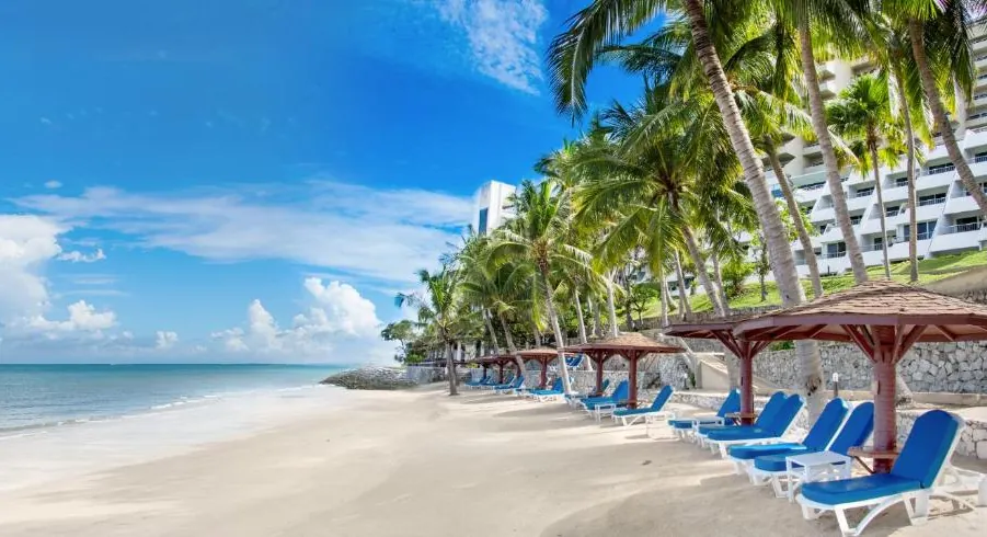 Пляж отеля Royal Cliff в районе Пратамнак, Паттайя