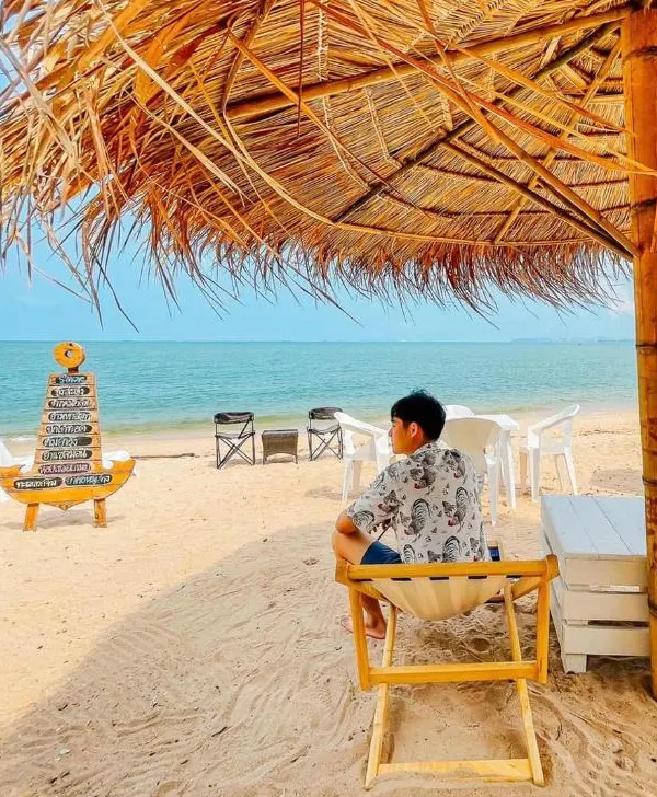 На пляже отеля Golden Tulip в Паттайе