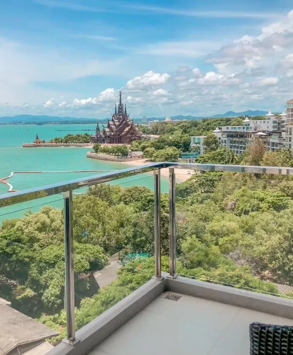 Вид на море и на Храм Истины с балкона отеля