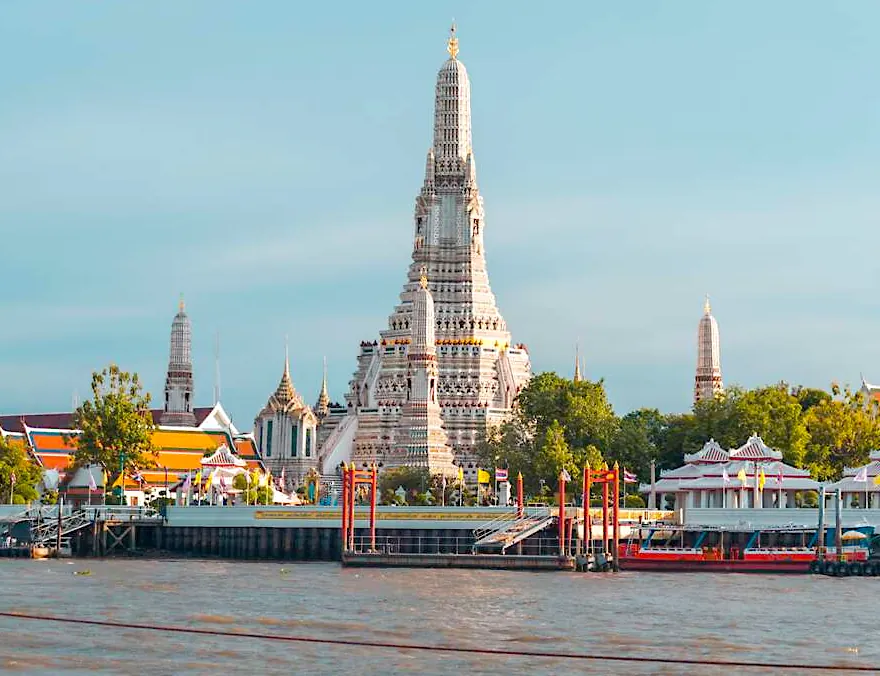 Храм Ват Арун виден прямо с пирса, Бангкок
