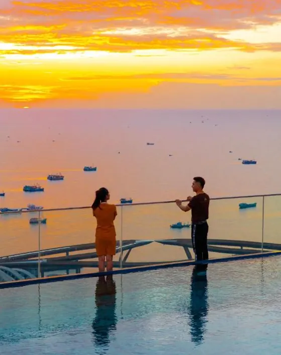 Вид с бассейна апартаментов Sol