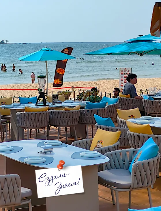 Пляжное кафе на пляже Гранд Ворлд на Фукуоке