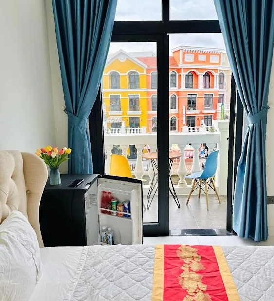 Вид на канал из номера мини-отеля в Гранд Ворлд