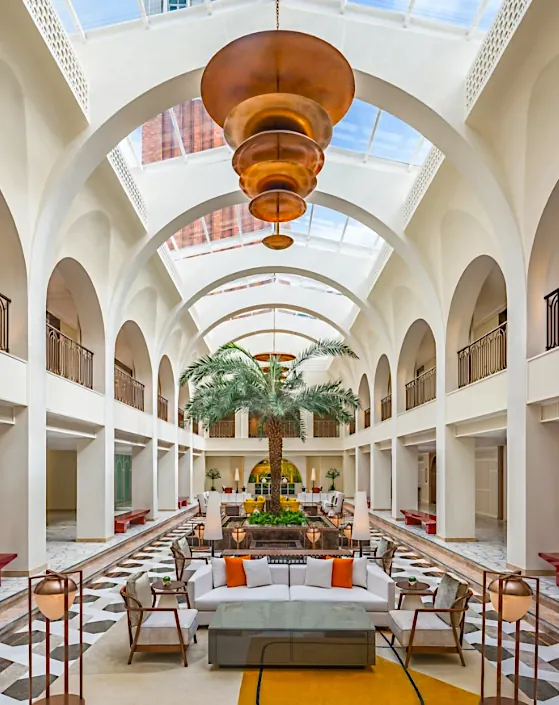 Классический архитектурный стиль отеля La Festa в Сансет Тауне