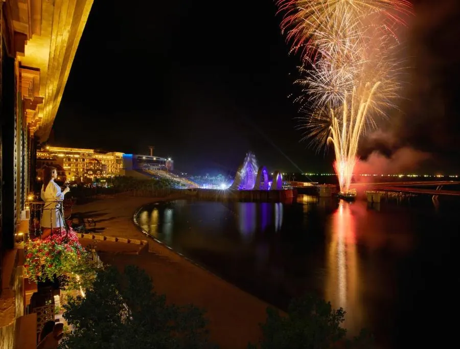 Вид с балкона на фейерверк Сансет Таун