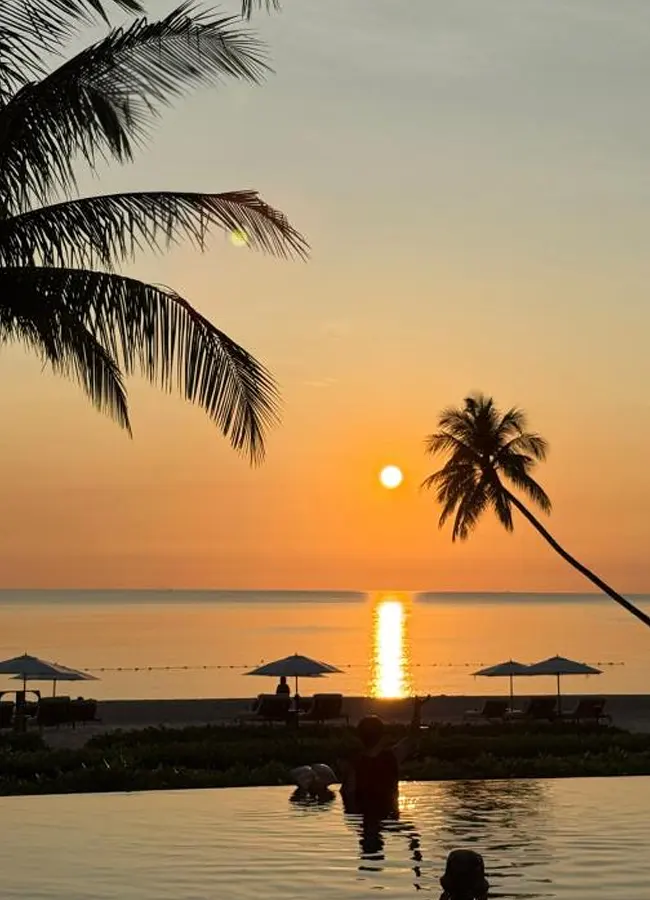 Пляж и бассейн отеля Регент на Фукуоке