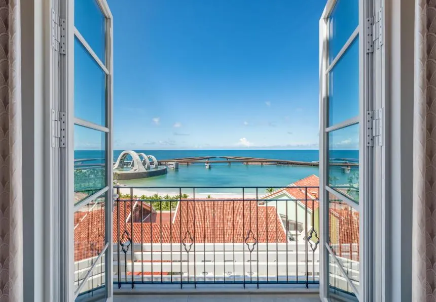 Вид на Мост Поцелуев и шоу фейрверков с балкона в отеле La Festa Phu Quoc (Сансет Таун)