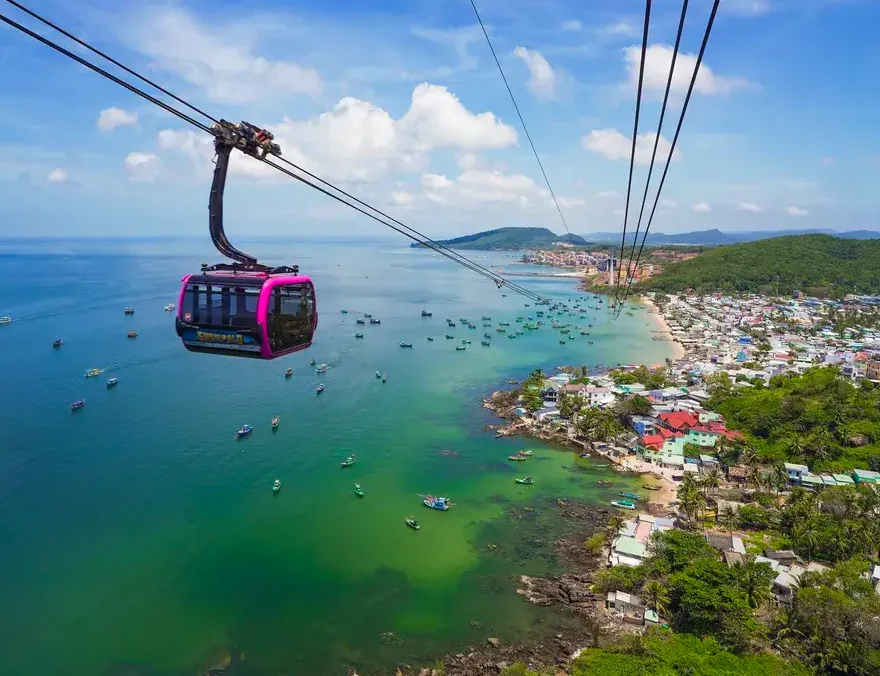 Вид на море из кабины канатной дороги Сансет Таун - остров Хон Том. Цены билетов на канатную дорогу (туда и обратно)