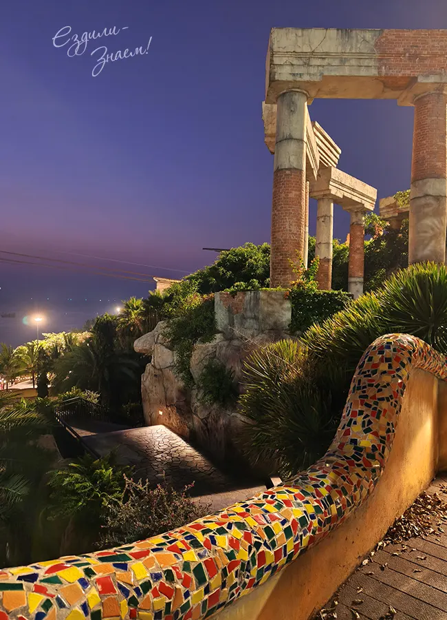 Вечерняя иллюминация Города Закатов: как меняется Sunset Town после захода солнца. Вид с секретной лестницы на канатную дорогу.