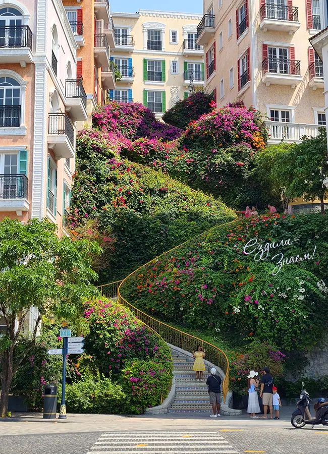 Лестница Дракона в Sunset Town - одно из интересных мест для фото на Фукуоке