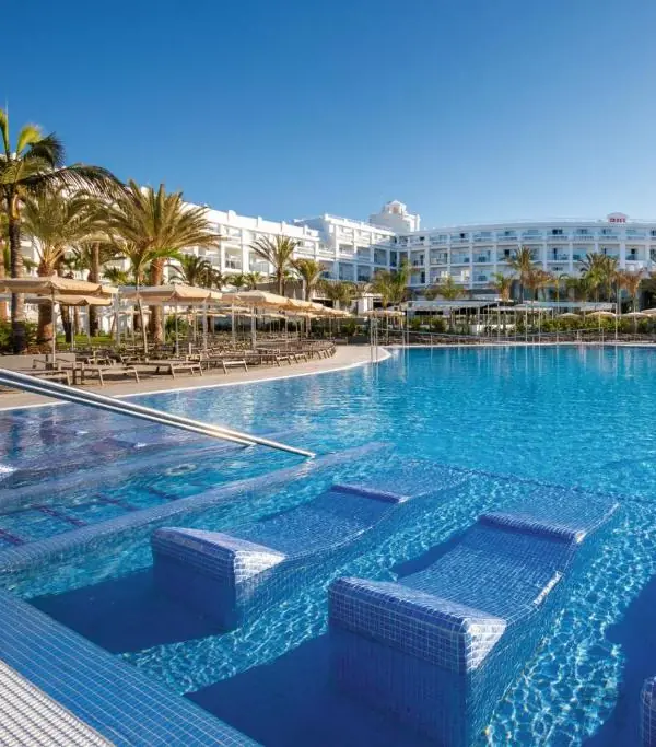 Супер бассейн в отеле RIU Palace