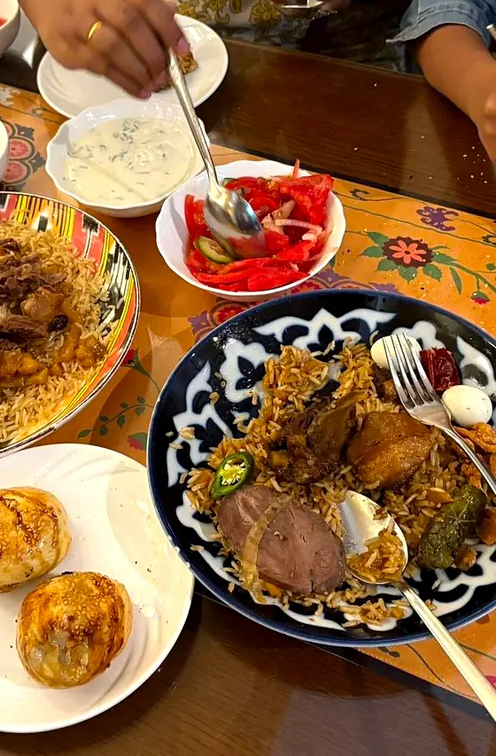 Плов в столовой Besh Qozon, Ташкент