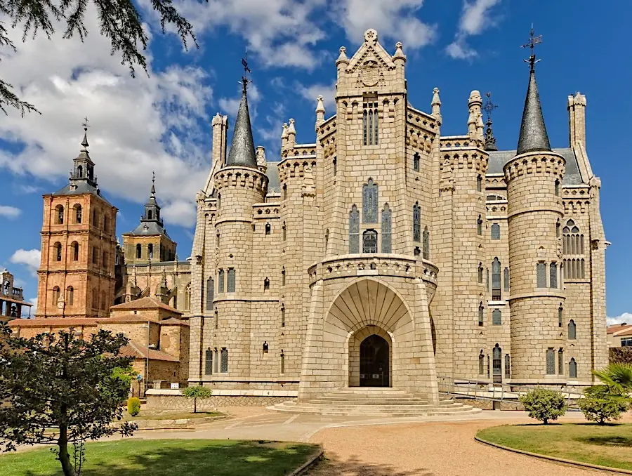 Епископский дворец в Асторге (Palacio Episcopal de Astorga) — Дворец Гауди в Асторге