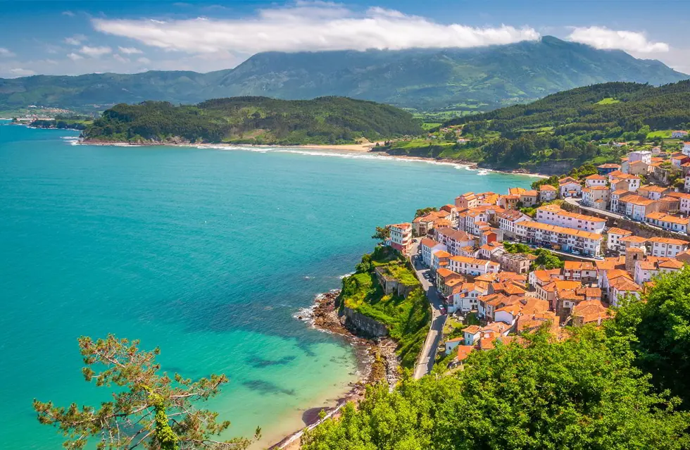 Красивый городок Ластрес (Llastres) в Астурии