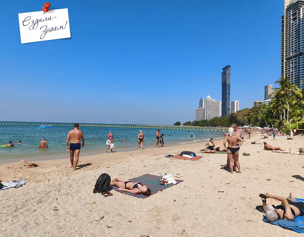 Зима - высокий сезон в Паттайе. На фото пляж Вонгамат в январе