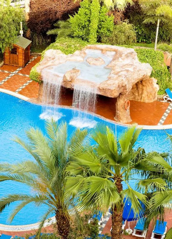 Большой открытый бассейн и лагуна с водопадом в отеле H10 Salauris Palace