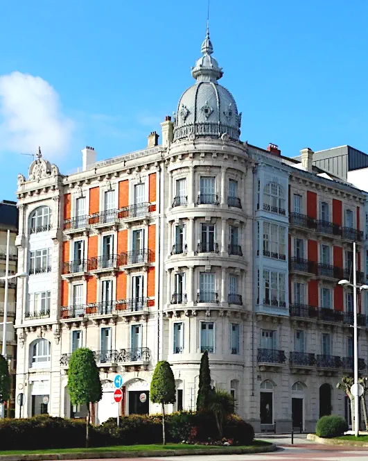 Красивый дом Edificio Royal в Кастро-Урдиалес