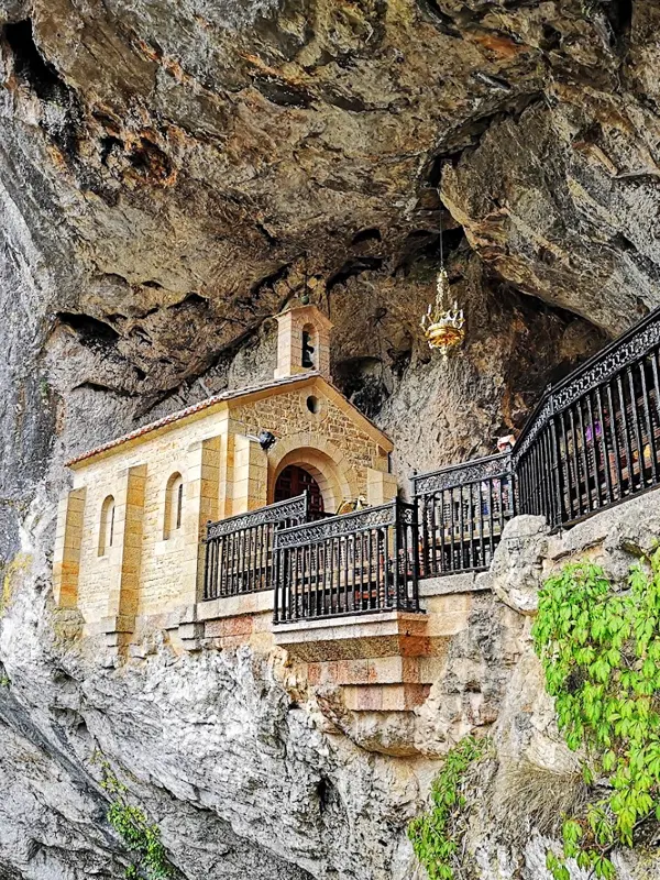 Санта-Куэва-де-Ковадонга (Santa Cueva de Covadonga) — часовня, построенная внутри скальной пещеры